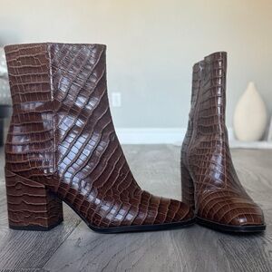 Vionic Dark Brown Crocodile-Patterned Boots Size 7.5